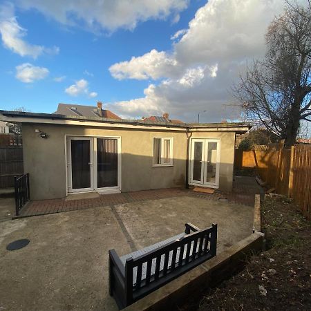 ロンドン Private House With Free Park For Group Near Wembley Stationヴィラ エクステリア 写真
