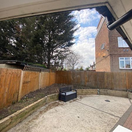 ロンドン Private House With Free Park For Group Near Wembley Stationヴィラ エクステリア 写真