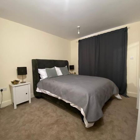 ロンドン Private House With Free Park For Group Near Wembley Stationヴィラ エクステリア 写真
