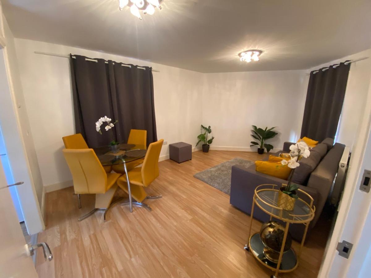 ロンドン Private House With Free Park For Group Near Wembley Stationヴィラ エクステリア 写真