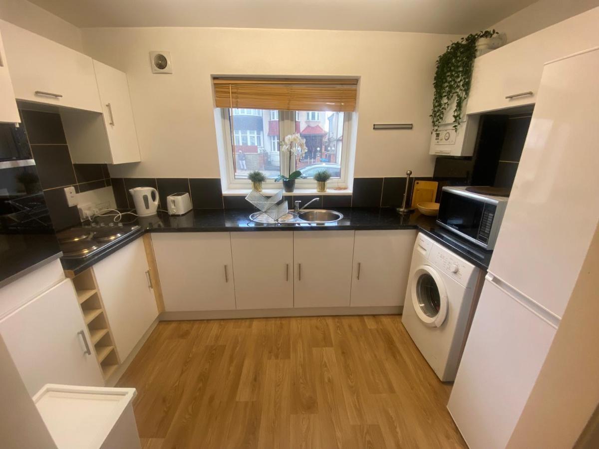 ロンドン Private House With Free Park For Group Near Wembley Stationヴィラ エクステリア 写真