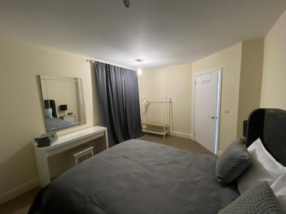 ロンドン Private House With Free Park For Group Near Wembley Stationヴィラ エクステリア 写真