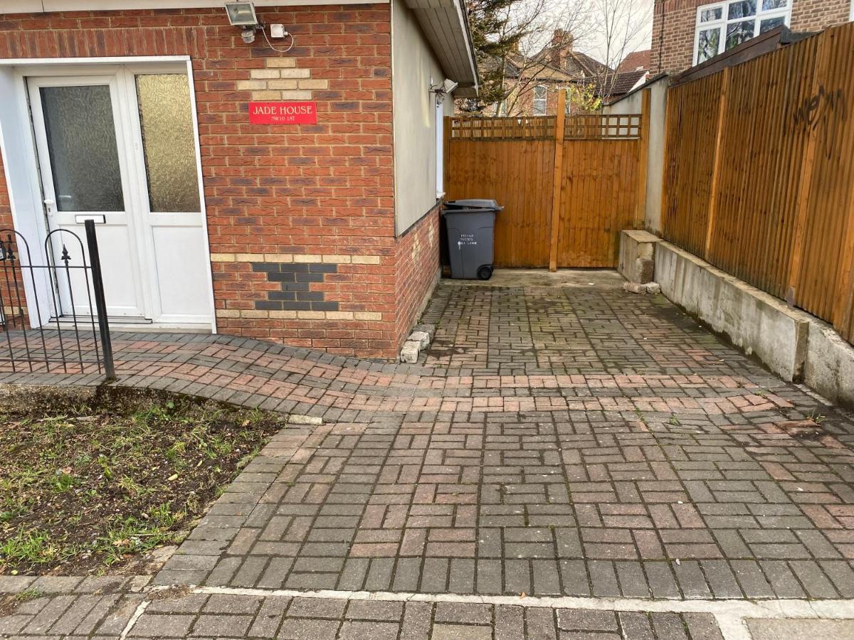 ロンドン Private House With Free Park For Group Near Wembley Stationヴィラ エクステリア 写真